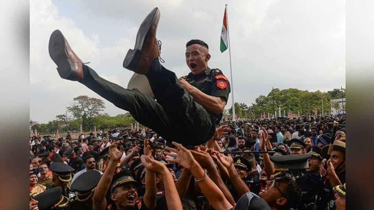 সেনা জওয়ানদের কদম ছাঁট চুল, এমন স্টাইলের আসল কারণ কী সেনা জওয়ানদের কদম ছাঁট চুল, এমন স্টাইলের আসল কারণ কী