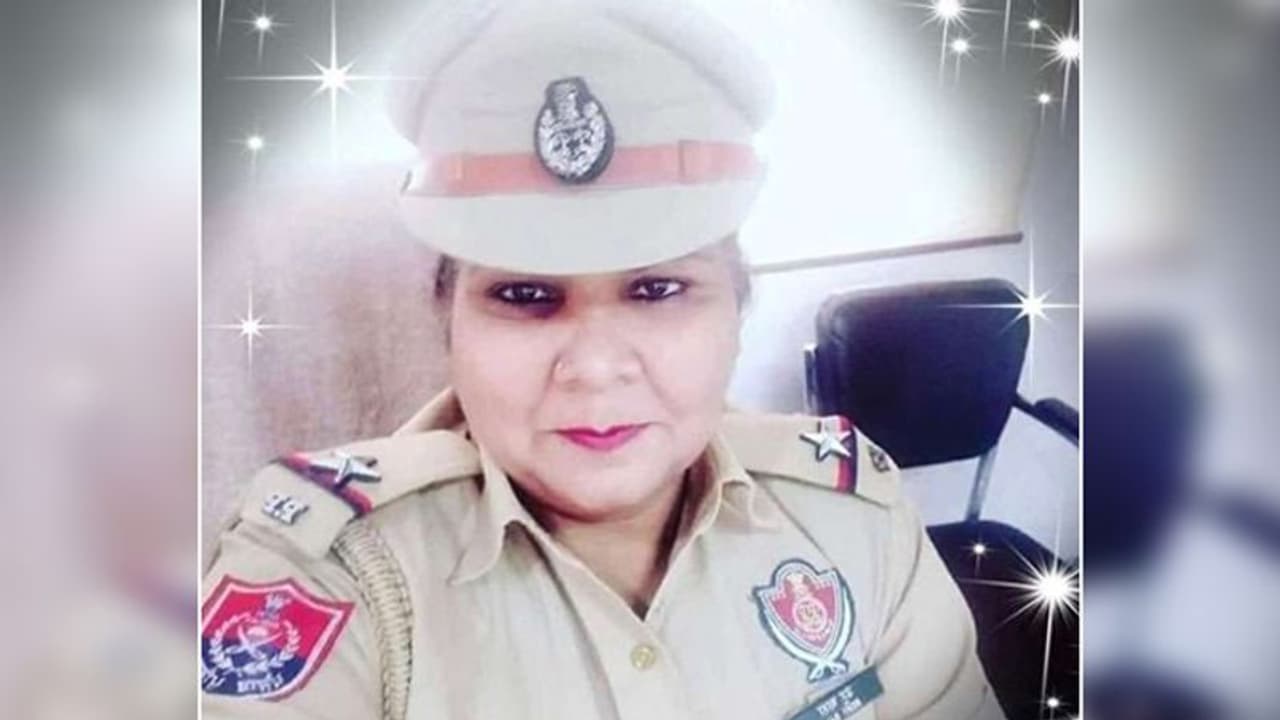 ये गलती कर बैठी पंजाब पुलिस की लेडी अफसर, अब सलाखों के पीछे काटनी पड़ेगी रात ये गलती कर बैठी पंजाब पुलिस की लेडी अफसर, अब सलाखों के पीछे काटनी पड़ेगी रात