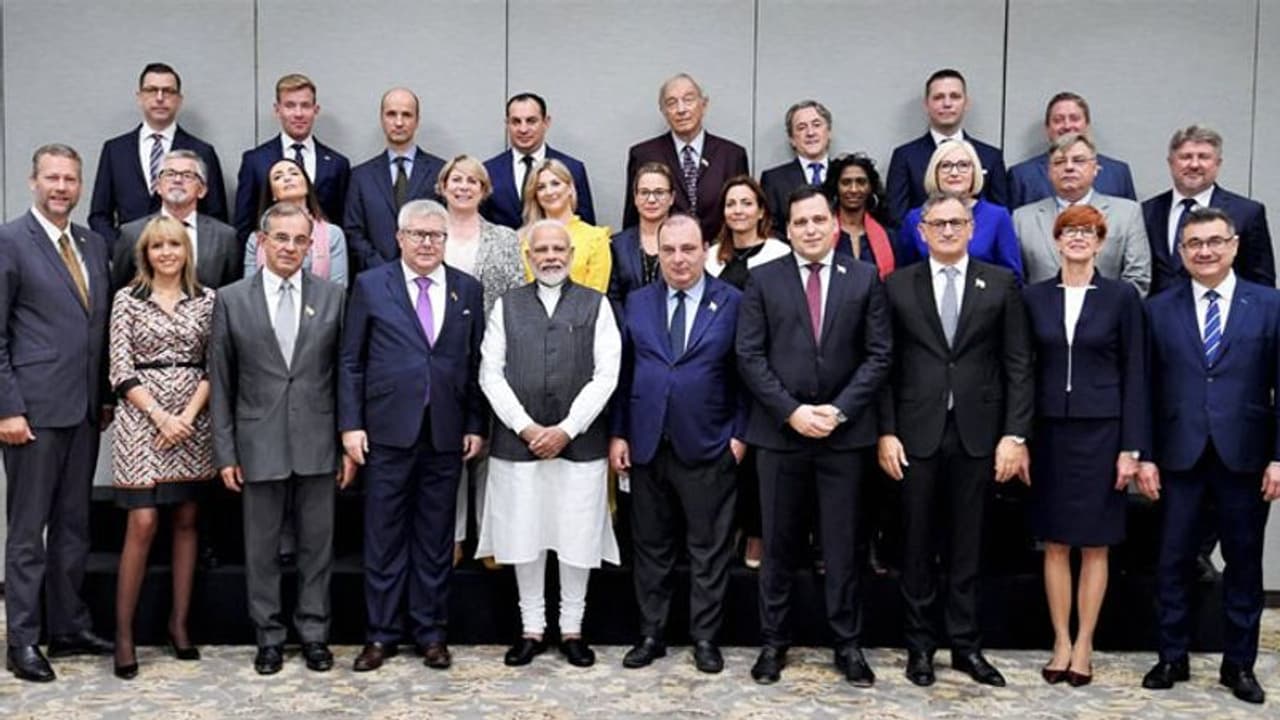 കശ്‍മീര്‍ സന്ദര്‍ശനത്തിനെത്തിയ 27 അംഗ അന്താരാഷ്ട്രസംഘത്തില്‍ 22 പേരും വലതുപക്ഷ രാഷ്ട്രീയനേതാക്കള്‍?