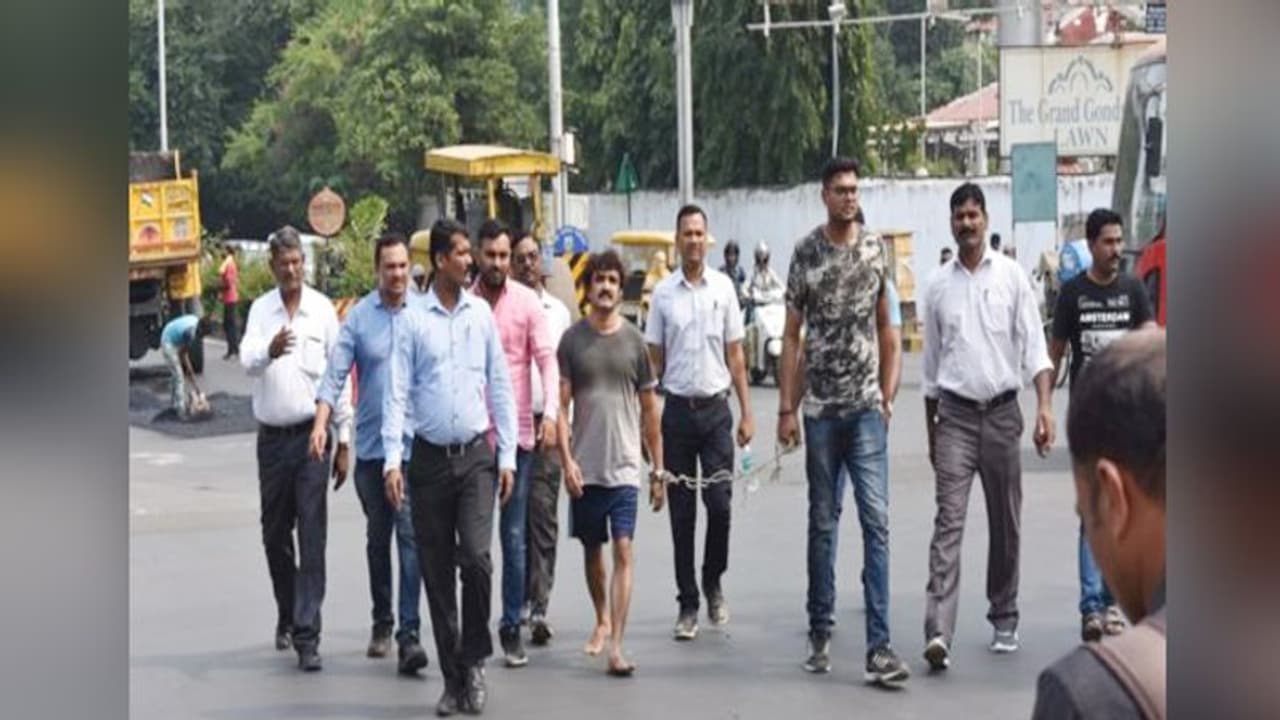 करोड़ों रुपए का मालिक निकला यह गैंगस्टर, पुलिस ने छापेमारी कर जब्त की वाहन और अन्य संपत्तियां करोड़ों रुपए का मालिक निकला यह गैंगस्टर, पुलिस ने छापेमारी कर जब्त की वाहन और अन्य संपत्तियां