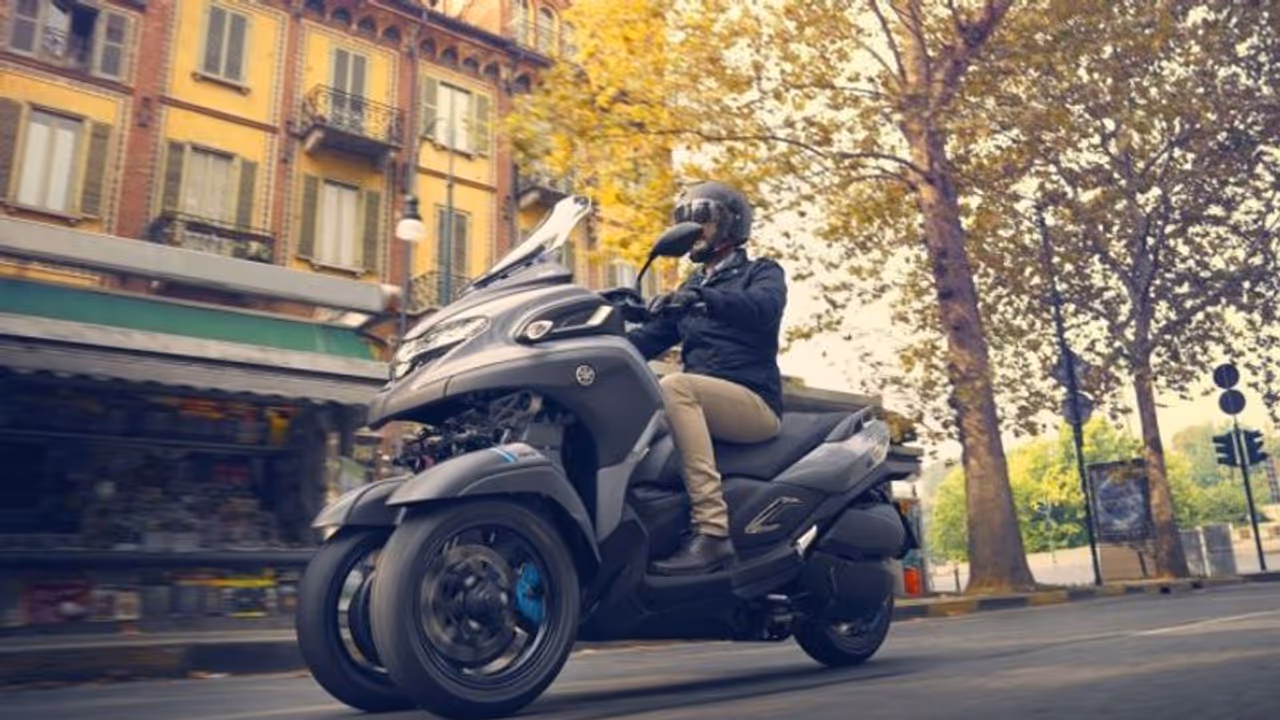 अजीबोगरीब है ये स्कूटी, आगे एक की जगह दो पहिया, और भी बहुत कुछ हैं खास बातें अजीबोगरीब है ये स्कूटी, आगे एक की जगह दो पहिया, और भी बहुत कुछ हैं खास बातें