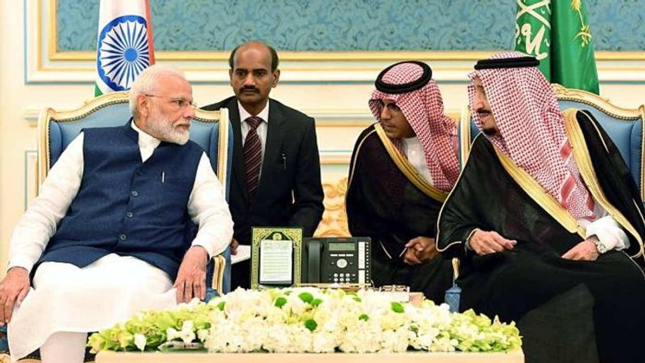 শুধু ক্রেতা বিক্রেতা নয়, সৌদির বন্ধু হতে চাইছেন মোদী, পেলেন বাদশার বিশেষ ভোজ শুধু ক্রেতা বিক্রেতা নয়, সৌদির বন্ধু হতে চাইছেন মোদী, পেলেন বাদশার বিশেষ ভোজ