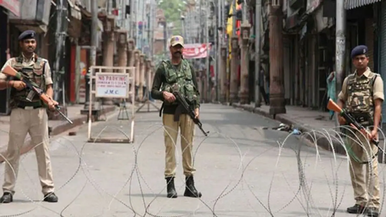 தடுப்புக் காவலில் இருந்த அரசியல்கட்சித் தலைவர்கள் திடீரென இடமாற்றம்: ஜம்மு காஷ்மீர் நிர்வாகம் அதிரடி முடிவு..!