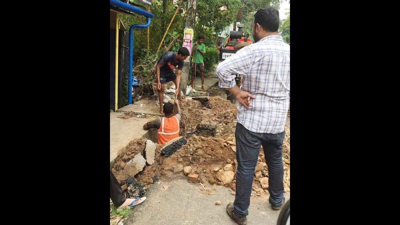 കോടികള് മുടക്കി നവീകരിച്ച റോഡ് വെട്ടിപൊളിച്ചു; നാട്ടുകാര് ദുരിതത്തില് കോടികള് മുടക്കി നവീകരിച്ച റോഡ് വെട്ടിപൊളിച്ചു; നാട്ടുകാര് ദുരിതത്തില്