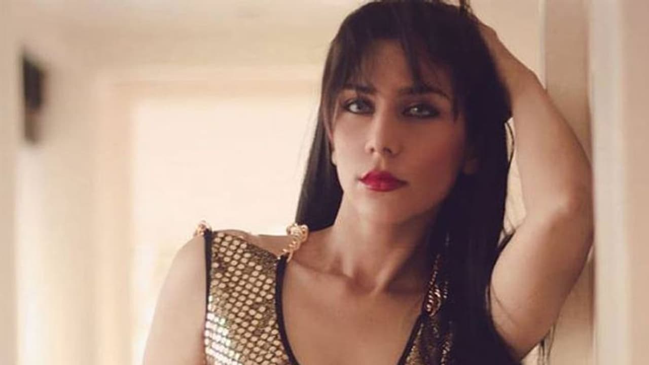 തൂക്കിക്കൊല്ലുമെന്ന് ഭയം; ഇറാനിൽ കടക്കാൻ കഴിയാതെ മുൻ സൗന്ദര്യ റാണി, രണ്ടാഴ്ചയായി കഴിയുന്നത് വിമാനത്താവളത്തിൽ തൂക്കിക്കൊല്ലുമെന്ന് ഭയം; ഇറാനിൽ കടക്കാൻ കഴിയാതെ മുൻ സൗന്ദര്യ റാണി, രണ്ടാഴ്ചയായി കഴിയുന്നത് വിമാനത്താവളത്തിൽ