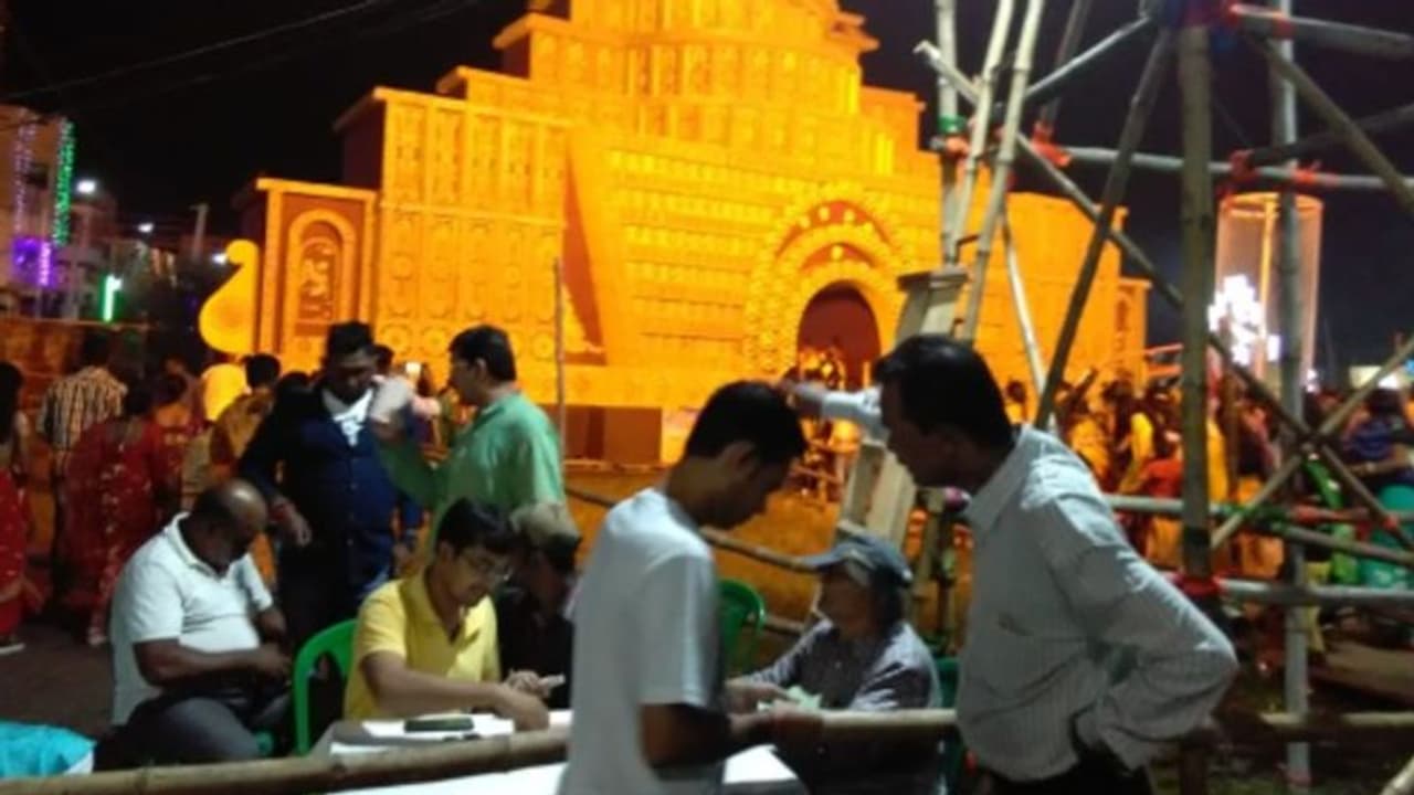 টিকিট কেটে কালী প্রতিমা দেখতে হচ্ছে নৈহাটিতে, সমস্যায় দর্শনার্থীরা টিকিট কেটে কালী প্রতিমা দেখতে হচ্ছে নৈহাটিতে, সমস্যায় দর্শনার্থীরা