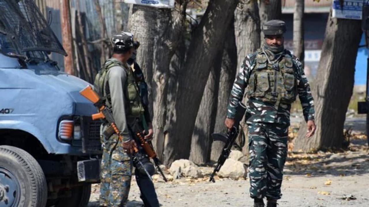 কুলগ্রামের হামলায় দেশ জুড়ে ক্ষোভ, মাস্টার মাইন্ড নিহত হয়েছিল একদিন আগেই কুলগ্রামের হামলায় দেশ জুড়ে ক্ষোভ, মাস্টার মাইন্ড নিহত হয়েছিল একদিন আগেই