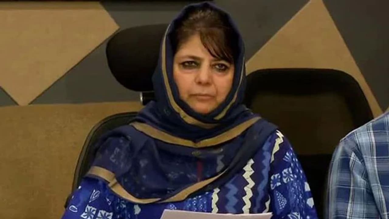 വീട്ടുതടങ്കലില് കഴിയുന്ന മെഹബൂബ മുഫ്തിയെ കാണാന് അനുമതി നിഷേധിച്ചതായി പിഡിപി നേതാക്കള് വീട്ടുതടങ്കലില് കഴിയുന്ന മെഹബൂബ മുഫ്തിയെ കാണാന് അനുമതി നിഷേധിച്ചതായി പിഡിപി നേതാക്കള്