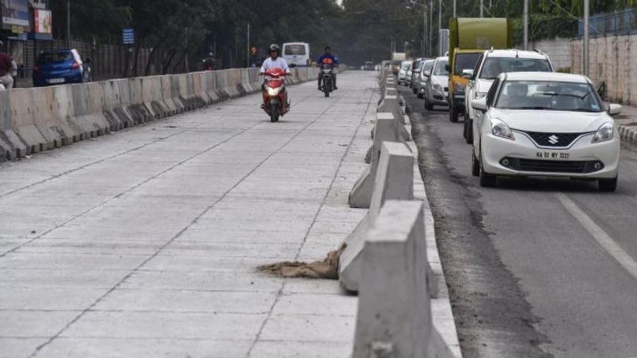 ಬೆಂಗಳೂರು: ತಿಂಗಳಾದರೂ ಆರಂಭವಾಗದ ವೈಟ್ಟಾಪಿಂಗ್ ಕಾಮಗಾರಿ ಬೆಂಗಳೂರು: ತಿಂಗಳಾದರೂ ಆರಂಭವಾಗದ ವೈಟ್ಟಾಪಿಂಗ್ ಕಾಮಗಾರಿ