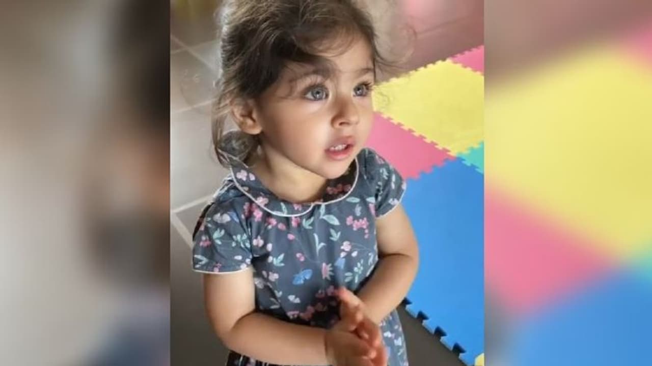 নেট দুনিয়া মজেছে এই খুদের কারসাজিতে, চিনে নিন এই সেলিব্রিটি কিড কে নেট দুনিয়া মজেছে এই খুদের কারসাজিতে, চিনে নিন এই সেলিব্রিটি কিড কে