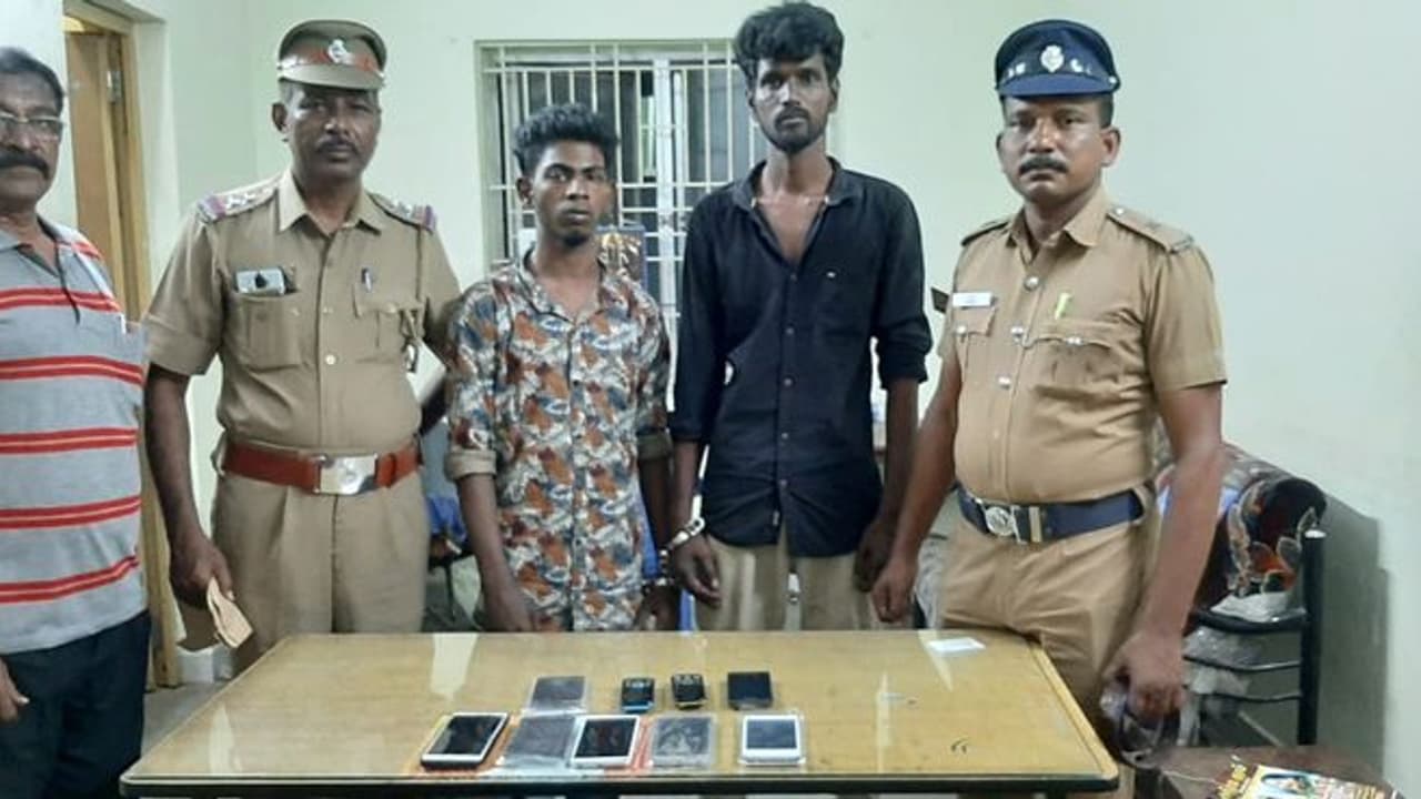 விஜய், ஹரி கூட்டணியில், காலையில் செல்போன் பறிப்பு. இரவில் பைக் திருடு..!! செம்ம கான்செப்டில் கலக்கல்... காத்திருந்து தூக்கிய காக்கிகள்..!! விஜய், ஹரி கூட்டணியில், காலையில் செல்போன் பறிப்பு. இரவில் பைக் திருடு..!! செம்ம கான்செப்டில் கலக்கல்... காத்திருந்து தூக்கிய காக்கிகள்..!!