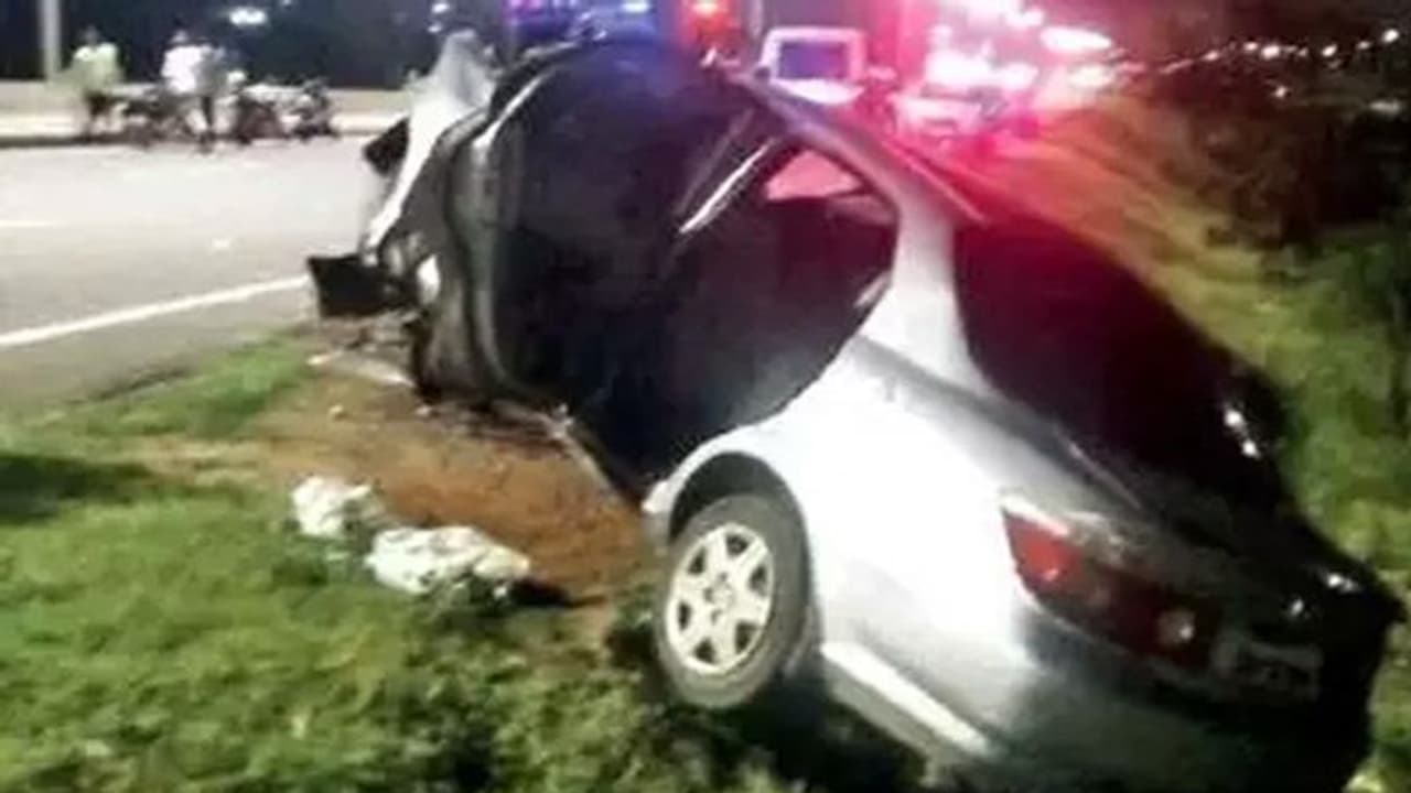 రోడ్డు ప్రమాదంలో సినీ యాక్టర్ మృతి.. భార్యకు తీవ్ర గాయాలు రోడ్డు ప్రమాదంలో సినీ యాక్టర్ మృతి.. భార్యకు తీవ్ర గాయాలు