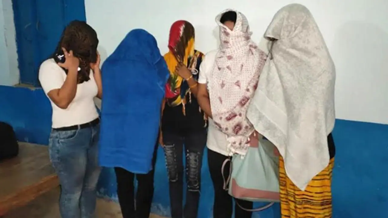 ছবিতে অভিনয়ের প্রলোভন দেখিয়ে শারীরিক সম্পর্কে জোর, বড়সড় দেহব্যবসার পর্দাফাঁস ছবিতে অভিনয়ের প্রলোভন দেখিয়ে শারীরিক সম্পর্কে জোর, বড়সড় দেহব্যবসার পর্দাফাঁস