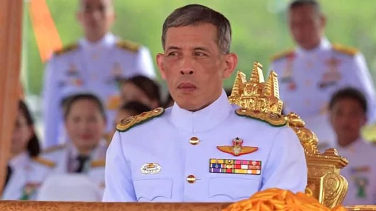 മോശം പെരുമാറ്റം; നാല് ഉദ്യോഗസ്ഥരെ തായ് രാജാവ് പിരിച്ചുവിട്ടു മോശം പെരുമാറ്റം; നാല് ഉദ്യോഗസ്ഥരെ തായ് രാജാവ് പിരിച്ചുവിട്ടു