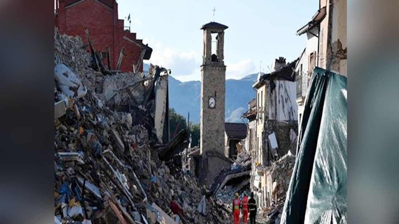 बारिश से कैमरून में तबाही, भूकंप में 42 लोगों की मौत, संख्या बढ़ने की आशंका बारिश से कैमरून में तबाही, भूकंप में 42 लोगों की मौत, संख्या बढ़ने की आशंका