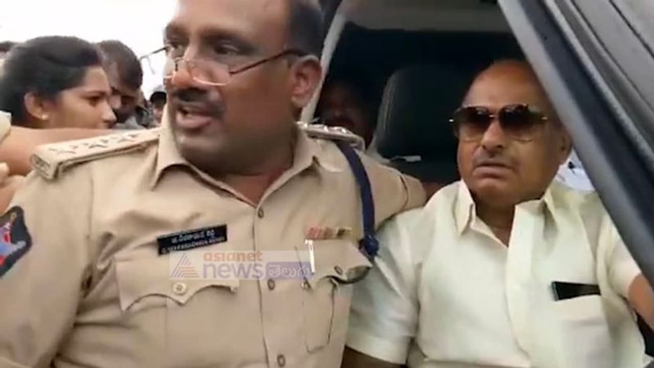 జేసీ దివాకర్ రెడ్డి సహా టీడీపీ నేతల అరెస్ట్: ఇళ్లకు తరలింపు జేసీ దివాకర్ రెడ్డి సహా టీడీపీ నేతల అరెస్ట్: ఇళ్లకు తరలింపు