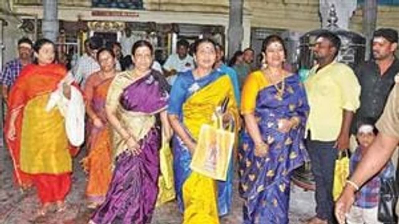 திமுக தோல்வி எதிரொலி... பழனி முருகனிடம் மண்டியிட்ட துர்கா ஸ்டாலின்..!! போகர் சன்னதியில் மனமுருகி தியானம்..!! திமுக தோல்வி எதிரொலி... பழனி முருகனிடம் மண்டியிட்ட துர்கா ஸ்டாலின்..!! போகர் சன்னதியில் மனமுருகி தியானம்..!!