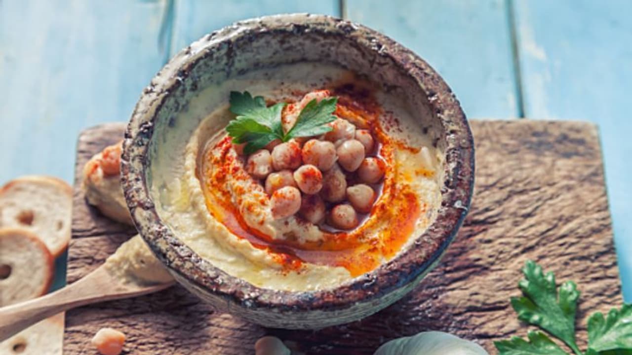 চেখে দেখুন মধ্য়প্রাচ্যের জনপ্রিয় একটি পদ হুম্মুস