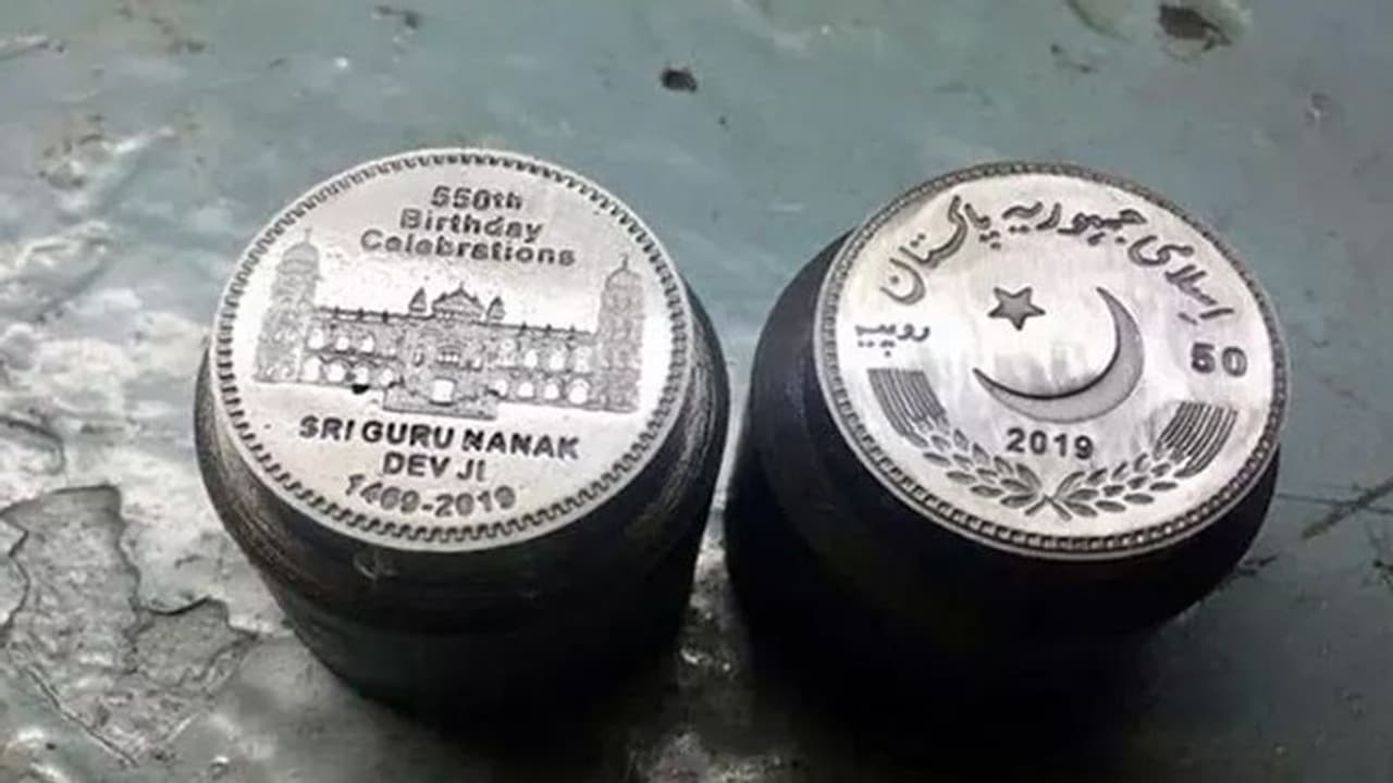 गुरु नानक की 550वीं जयंती पर पाकिस्तान ने जारी किया सिक्का, जानें क्या है इसमें खास गुरु नानक की 550वीं जयंती पर पाकिस्तान ने जारी किया सिक्का, जानें क्या है इसमें खास