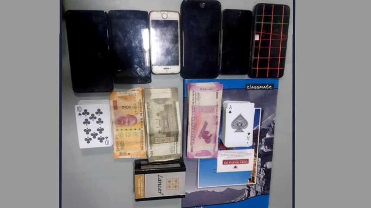 পার্কস্ট্রিটের হোটেলে জুয়ার আসর, হাতেনাতে ধরা পড়ল ৫ জন পার্কস্ট্রিটের হোটেলে জুয়ার আসর, হাতেনাতে ধরা পড়ল ৫ জন