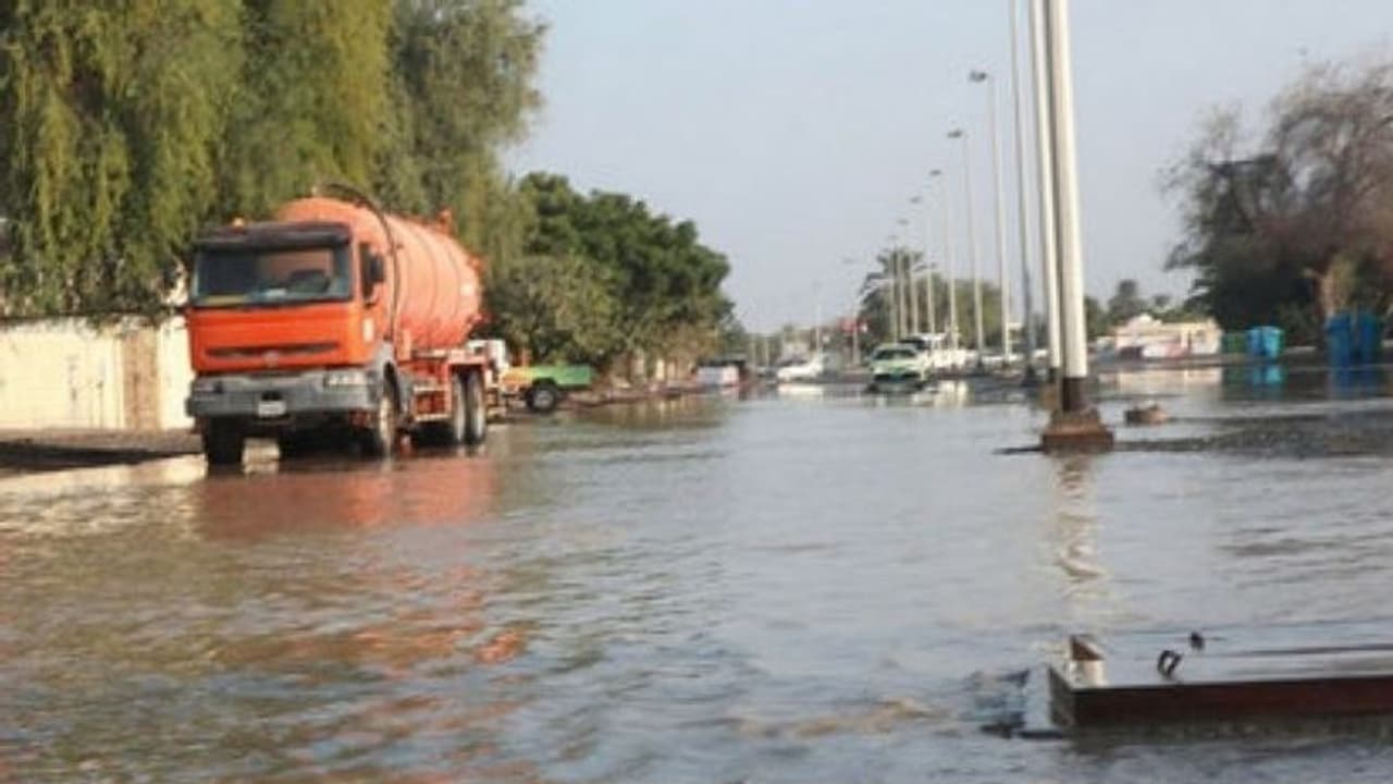 ഷാര്‍ജയിലെ കല്‍ബയില്‍ ശക്തമായ കാറ്റില്‍ കടല്‍വെള്ളം കയറി; ജനങ്ങളെ ഒഴിപ്പിച്ചു