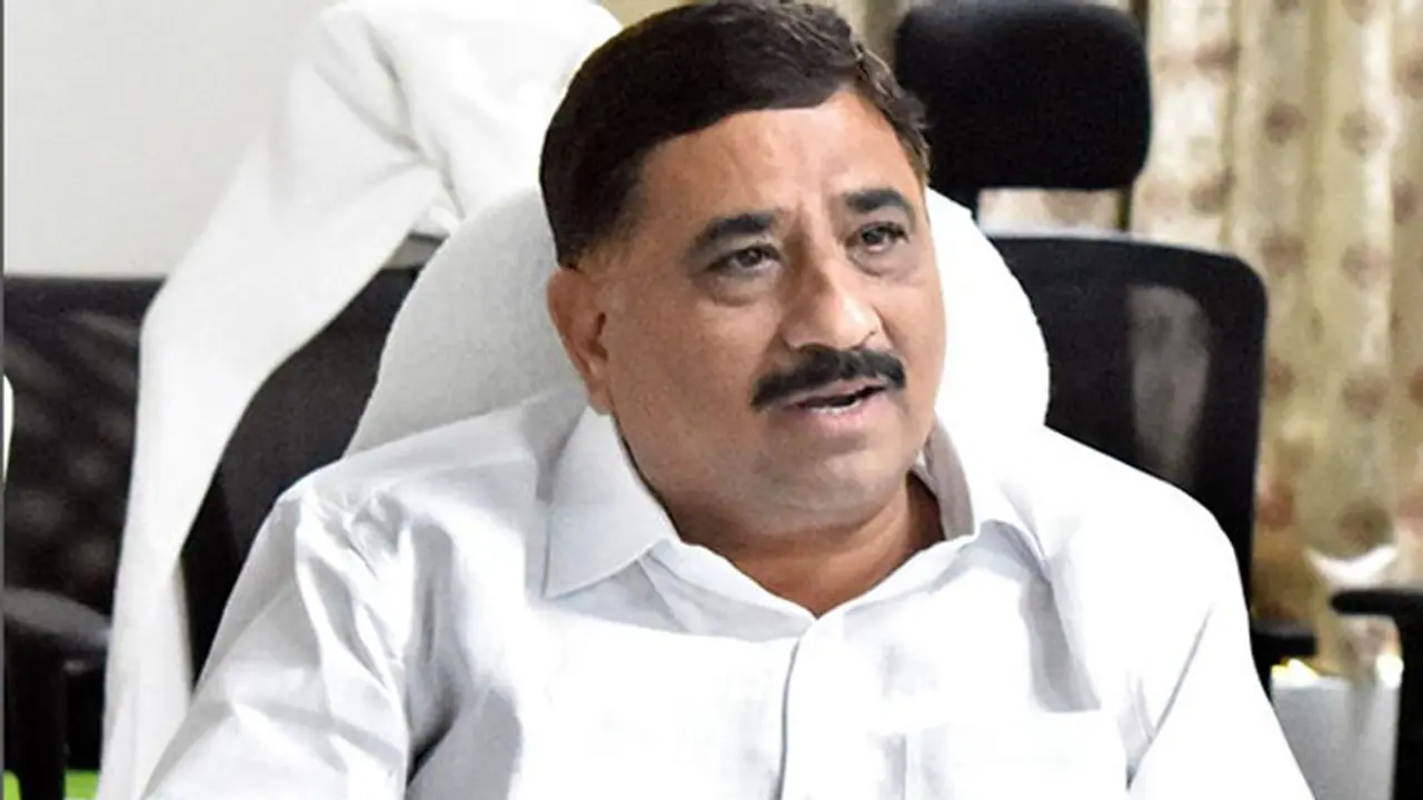 ఇళ్లపట్టాల పంపిణీ వాయిదా అందుకోసమే..: మాజీ మంత్రి సంచలనం