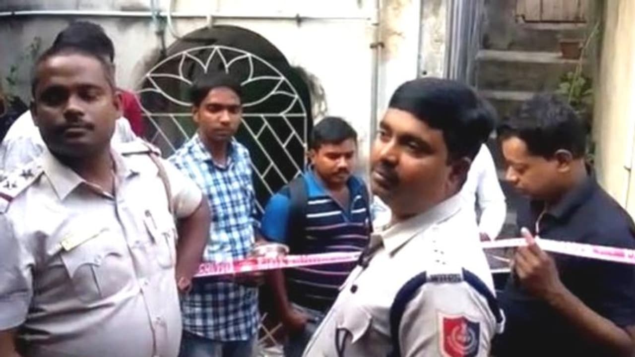 মহিলা আইনজীবী খুনে চাঞ্চল্যকর তথ্য, ফরেনসিক দলের কাছে একাধিক দুষ্কৃতীর নমুনা মহিলা আইনজীবী খুনে চাঞ্চল্যকর তথ্য, ফরেনসিক দলের কাছে একাধিক দুষ্কৃতীর নমুনা