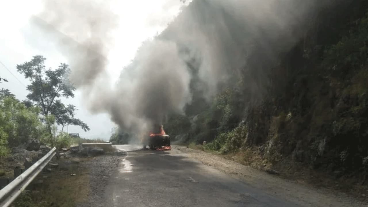 चलती कार बनी आग का गोला, देखते ही देखते पलभर में खाक हो गई पूरी गाड़ी चलती कार बनी आग का गोला, देखते ही देखते पलभर में खाक हो गई पूरी गाड़ी