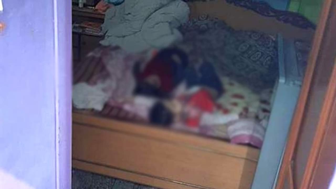 पहले 2 बच्चों को जहर देकर मारा फिर प्रेग्नेंट पत्नी संग लगाई फांसी, सुसाइड नोट में सामने आई ये बात पहले 2 बच्चों को जहर देकर मारा फिर प्रेग्नेंट पत्नी संग लगाई फांसी, सुसाइड नोट में सामने आई ये बात