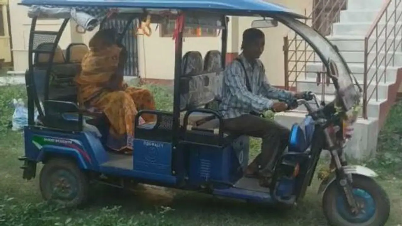 বাড়িতে গিয়ে সোনার হার ফিরিয়ে দিলেন গৃহবধূকে, সততার নজির টোটো চালকের বাড়িতে গিয়ে সোনার হার ফিরিয়ে দিলেন গৃহবধূকে, সততার নজির টোটো চালকের