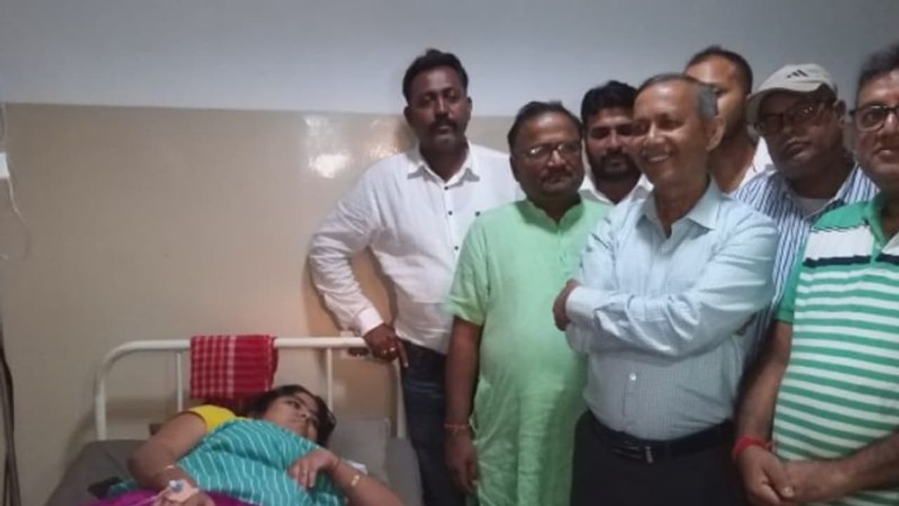 ডেঙ্গু সন্দেহে চিকিৎসাধীন বাম কাউন্সিলর, খোঁজ নিলেন মন্ত্রী গৌতম