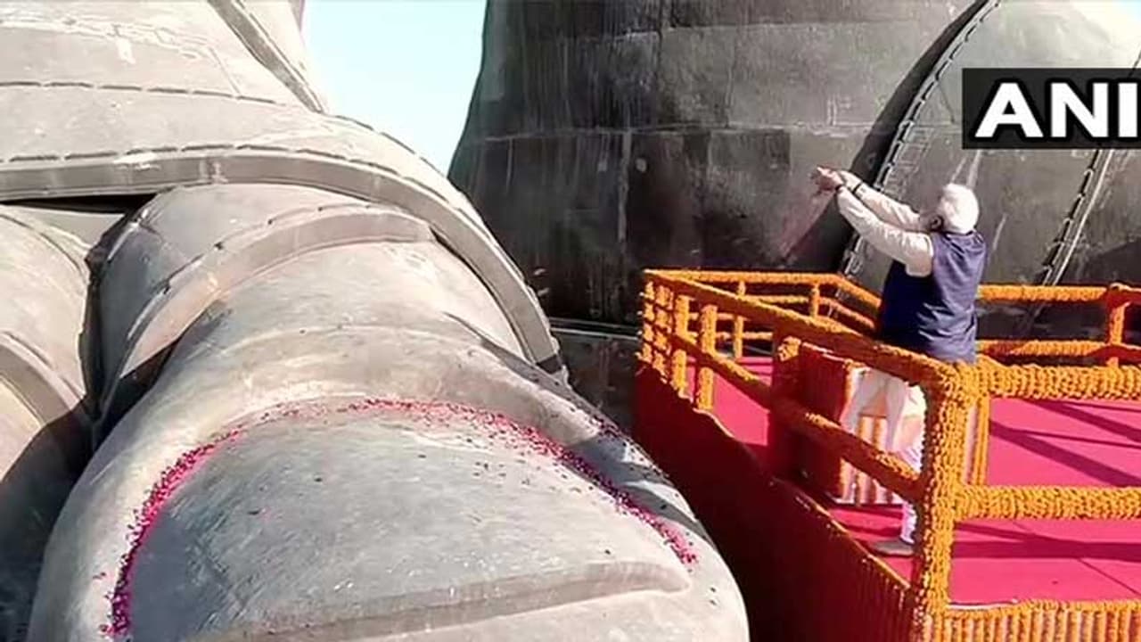 சர்தார் வல்லபாய் படேல் பிறந்த நாள் விழா !! பிரமாண்ட சிலைக்கு மலர் தூவி பிரதமர் அஞ்சலி !! சர்தார் வல்லபாய் படேல் பிறந்த நாள் விழா !! பிரமாண்ட சிலைக்கு மலர் தூவி பிரதமர் அஞ்சலி !!