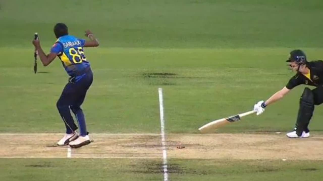 அவசரத்தில் ரூல்ஸை மறந்து காமெடி பண்ண இலங்கை வீரர்.. தப்பிச்சோம்டா சாமினு சிரிப்பாய் சிரித்த ஸ்மித்.. வீடியோ அவசரத்தில் ரூல்ஸை மறந்து காமெடி பண்ண இலங்கை வீரர்.. தப்பிச்சோம்டா சாமினு சிரிப்பாய் சிரித்த ஸ்மித்.. வீடியோ