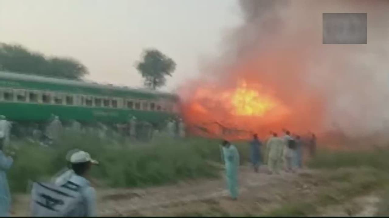ఘోర ప్రమాదం: రైలులో మంటలకు 65 మంది సజీవ దహనం ఘోర ప్రమాదం: రైలులో మంటలకు 65 మంది సజీవ దహనం