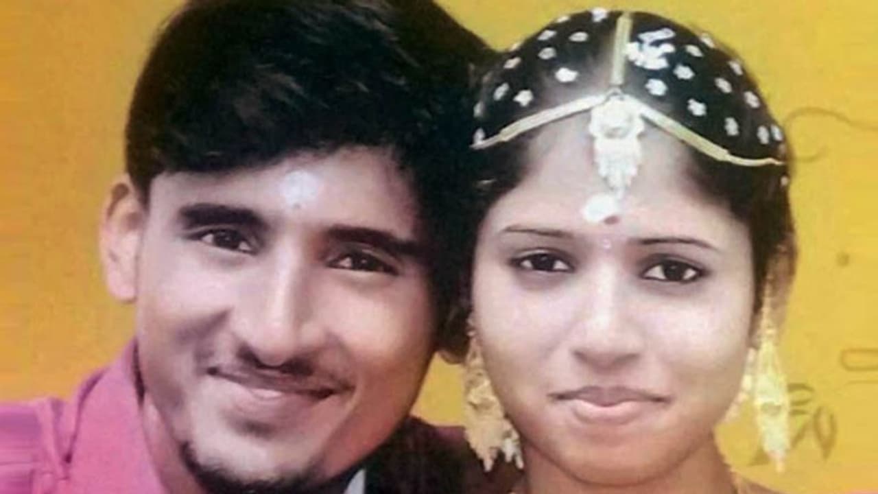 திருமணமான ஒரே ஆண்டில் விபரீத முடிவு... ஒரே கயிற்றில் தூக்கில் தொங்கிய கணவன் மனைவி..! திருமணமான ஒரே ஆண்டில் விபரீத முடிவு... ஒரே கயிற்றில் தூக்கில் தொங்கிய கணவன் மனைவி..!