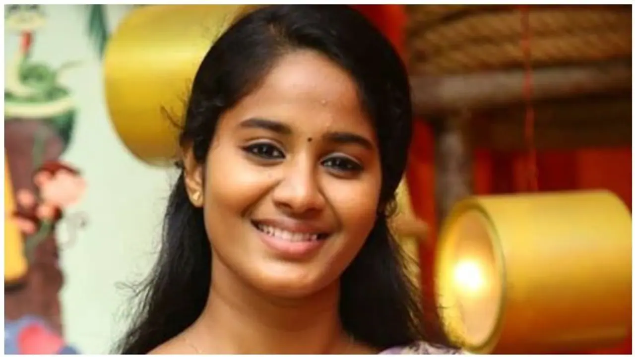 அடுத்தடுத்து குவியும் படங்கள்...அடைமழையில் நனையும் பவி டீச்சர்...