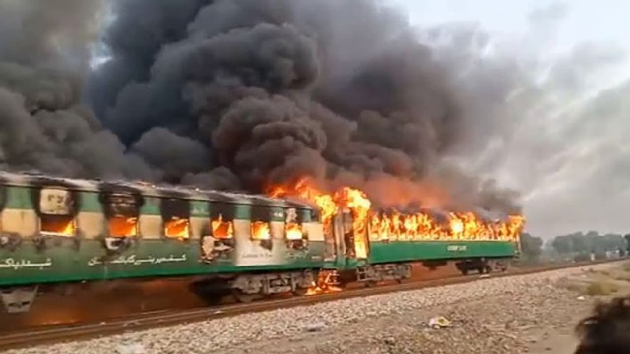 எக்ஸ்பிரஸ் ரயிலில் பயங்கர தீ விபத்து... 25 பேர் உடல் கருகி உயிரிழப்பு..!