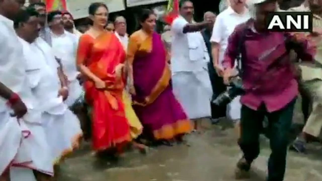 கொட்டும் மழையில் வீதிவீதியாக நடந்த நிர்மலா சீதாராமன்...!! மிரண்டுபோன பாஜக தொண்டர்கள்..!! என்ன நடந்தது தெரியுமா..??