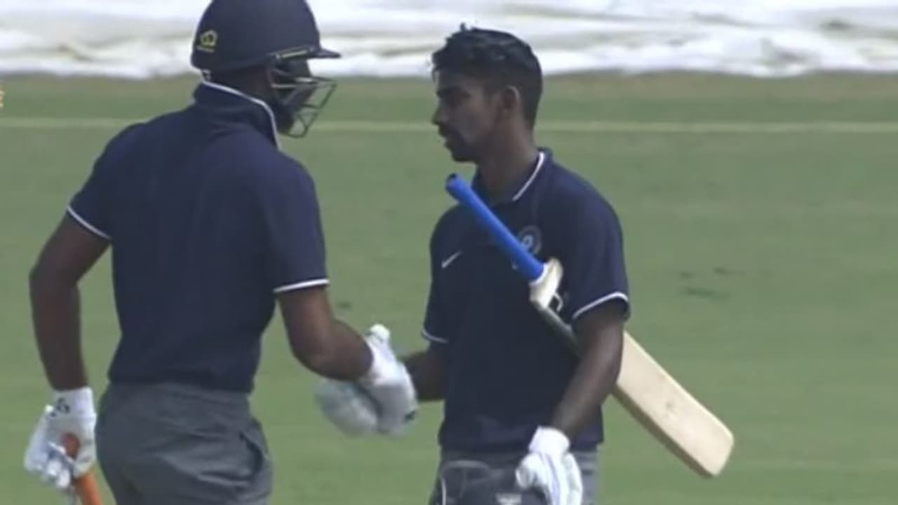 போட்டிக்கு போட்டி பொளந்துகட்டும் தமிழ்நாட்டு வீரர்.. அபரஜித், கெய்க்வாட் அபார சதம்.. இந்தியா ஏ அணிக்கு சவாலான இலக்கு போட்டிக்கு போட்டி பொளந்துகட்டும் தமிழ்நாட்டு வீரர்.. அபரஜித், கெய்க்வாட் அபார சதம்.. இந்தியா ஏ அணிக்கு சவாலான இலக்கு