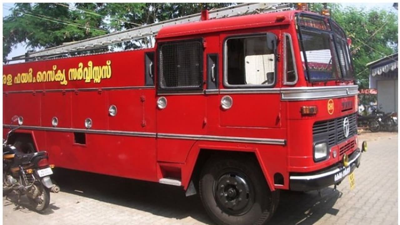 ഒഴുക്കില്പ്പെട്ട ഡോക്ക് യാര്ഡ് ജീവനക്കാരനെ അഗ്നിശമനസേന രക്ഷപ്പെടുത്തി ഒഴുക്കില്പ്പെട്ട ഡോക്ക് യാര്ഡ് ജീവനക്കാരനെ അഗ്നിശമനസേന രക്ഷപ്പെടുത്തി