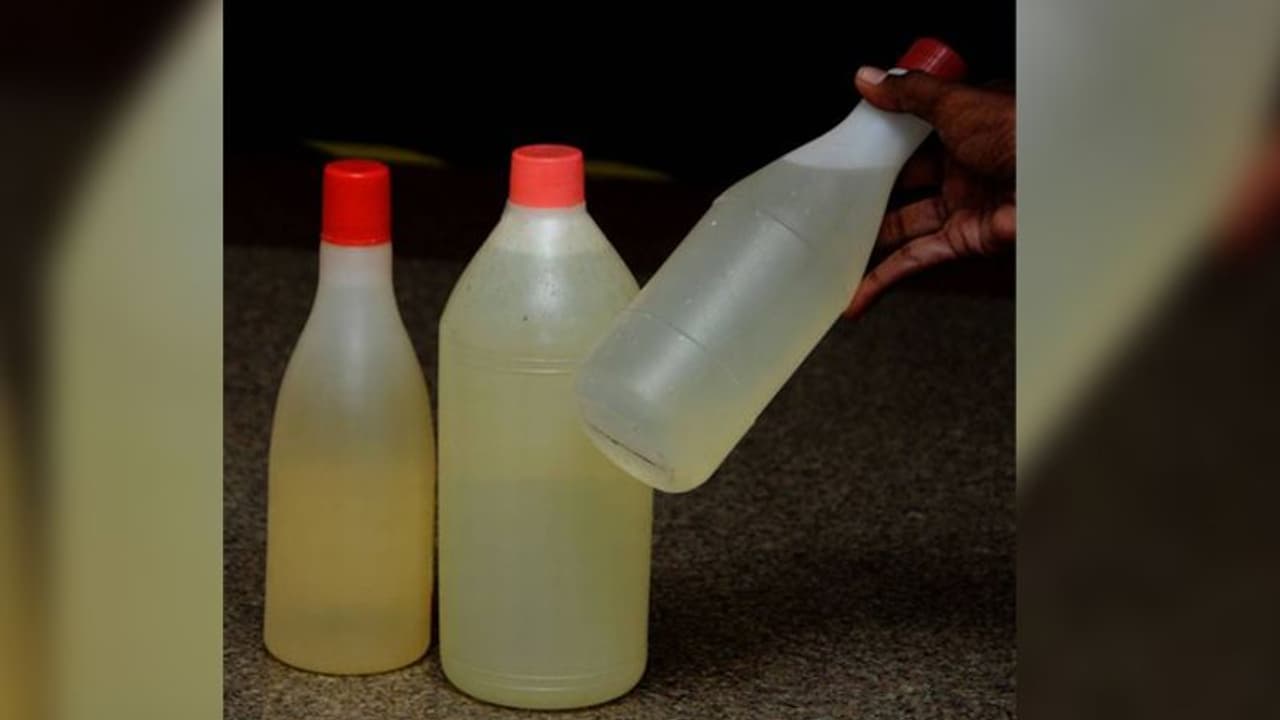 మంచినీరు అని భావించి యాసిడ్ తాగిన కార్మికురాలు.. తరువాత ఏమైందంటే ?