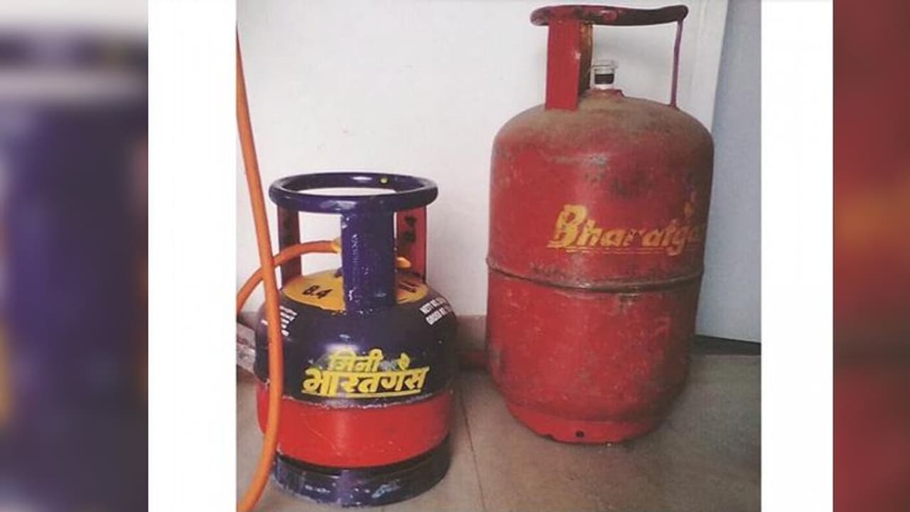 గృహ ప్రవేశం: గ్యాస్ లీకై ఐదుగురికి గాయాలు గృహ ప్రవేశం: గ్యాస్ లీకై ఐదుగురికి గాయాలు