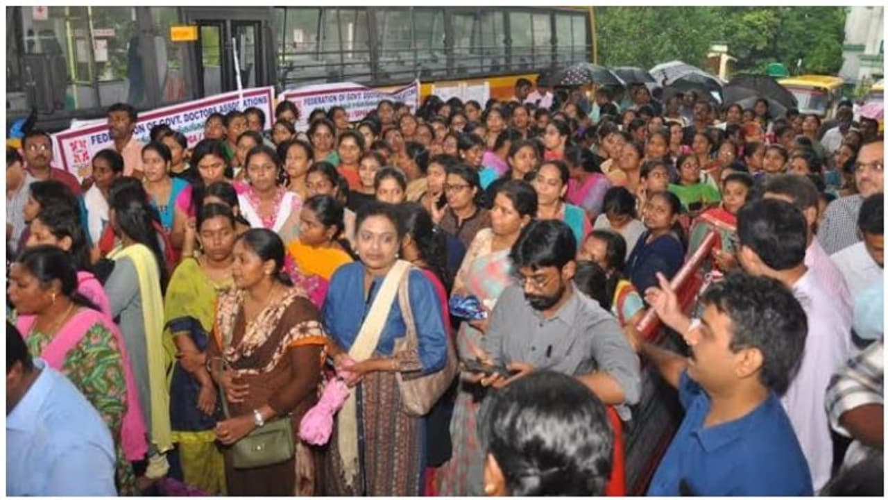 கொஞ்சம் கருணை காட்டுங்க, ப்ளீஸ்... அரசு மருத்துவர்களிடம் கெஞ்சும் பிரபல நடிகை..!
