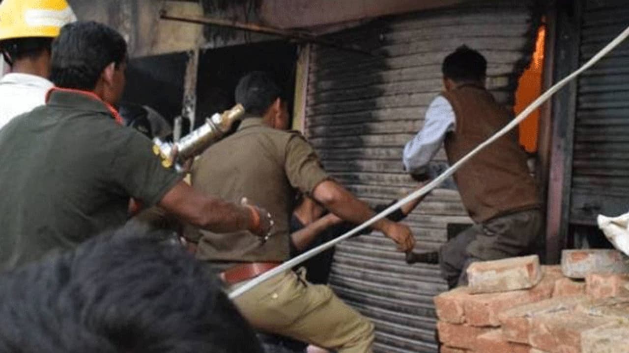 घर के अंदर हुआ ऐसा विस्फोट कि वकील का उड़ गया आधा सिर, दीवार पर जा चिपके मांस के टुकड़े घर के अंदर हुआ ऐसा विस्फोट कि वकील का उड़ गया आधा सिर, दीवार पर जा चिपके मांस के टुकड़े