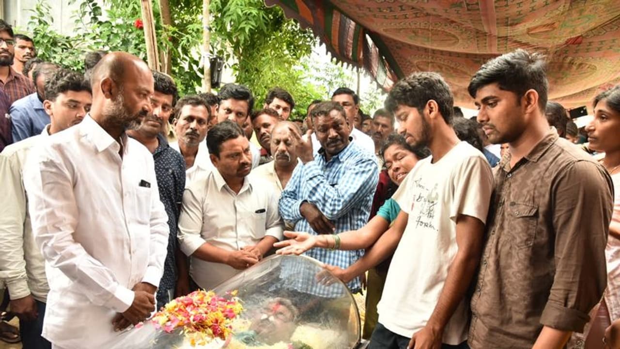 RTC Strike: ఆర్టీసీ డ్రైవర్ మృతి... కరీంనగర్ బంద్ పై పోలీసుల ఉక్కుపాదం RTC Strike: ఆర్టీసీ డ్రైవర్ మృతి... కరీంనగర్ బంద్ పై పోలీసుల ఉక్కుపాదం