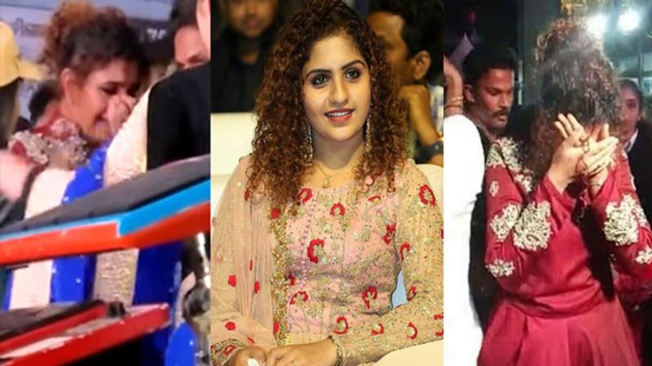 కుర్ర హీరోయిన్ పై ఫ్యాన్స్ ఎటాక్.. స్టేజ్ పైనే ఏడ్చేసిన బ్యూటీ! కుర్ర హీరోయిన్ పై ఫ్యాన్స్ ఎటాక్.. స్టేజ్ పైనే ఏడ్చేసిన బ్యూటీ!