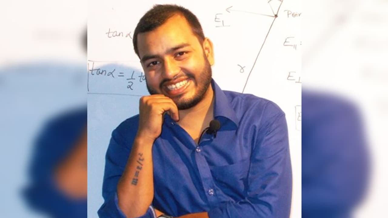 पढ़ाई के लिए बेचना पड़ा था घर, अब यूट्यूब पर इनके 'गुरु ज्ञान' के दीवाने हैं लाखों लोग पढ़ाई के लिए बेचना पड़ा था घर, अब यूट्यूब पर इनके 'गुरु ज्ञान' के दीवाने हैं लाखों लोग