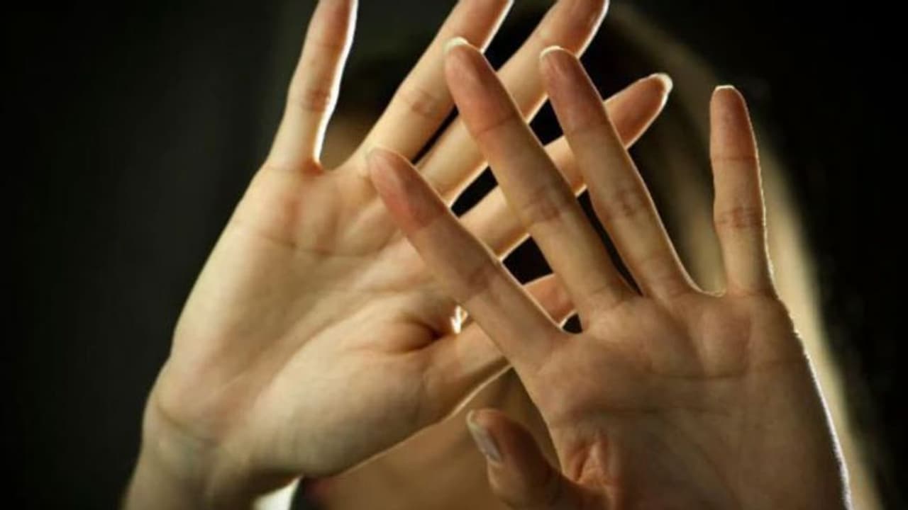 17 வயது சிறுவனை 20 முறை பாலியல் பலாத்காரம்.... 41 வயது பெண்ணின் காமக்கொடூரம்..! 17 வயது சிறுவனை 20 முறை பாலியல் பலாத்காரம்.... 41 வயது பெண்ணின் காமக்கொடூரம்..!