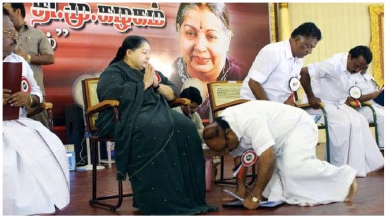 காலில் விழ வைத்து உள்ளூர ரசித்த ஜெயலலிதா... அதற்கு இப்படியொரு பழிவாங்கும் ஃப்ளாஷ்பேக்கா..? காலில் விழ வைத்து உள்ளூர ரசித்த ஜெயலலிதா... அதற்கு இப்படியொரு பழிவாங்கும் ஃப்ளாஷ்பேக்கா..?