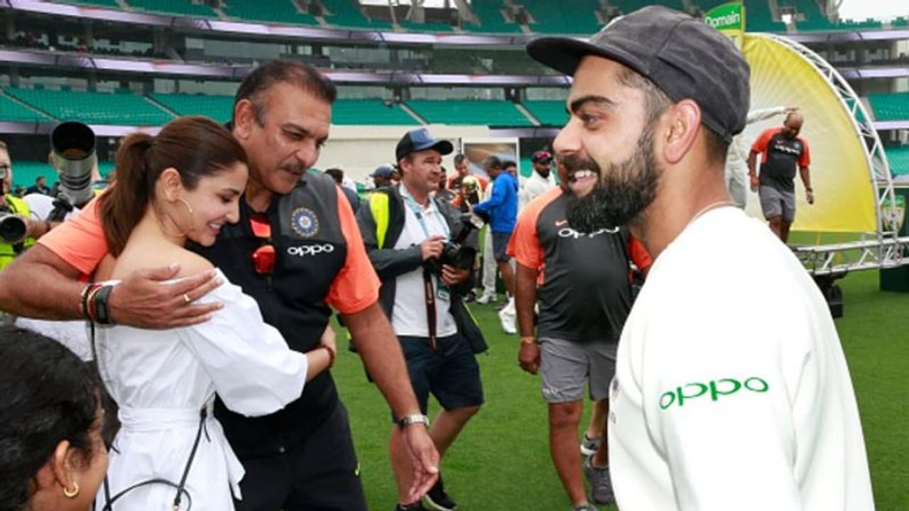 ಮಾಜಿ ವಿಕೆಟ್ ಕೀಪರ್ಗೆ ಮುಟ್ಟಿ ನೋಡಿಕೊಳ್ಳುವಂತೆ ಉತ್ತರಕೊಟ್ಟ ಅನುಷ್ಕಾ..! ಮಾಜಿ ವಿಕೆಟ್ ಕೀಪರ್ಗೆ ಮುಟ್ಟಿ ನೋಡಿಕೊಳ್ಳುವಂತೆ ಉತ್ತರಕೊಟ್ಟ ಅನುಷ್ಕಾ..!